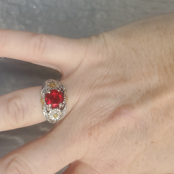 New Round Red Cubic Zirconia Daisy Silver Ring. - Picture 4 of 4